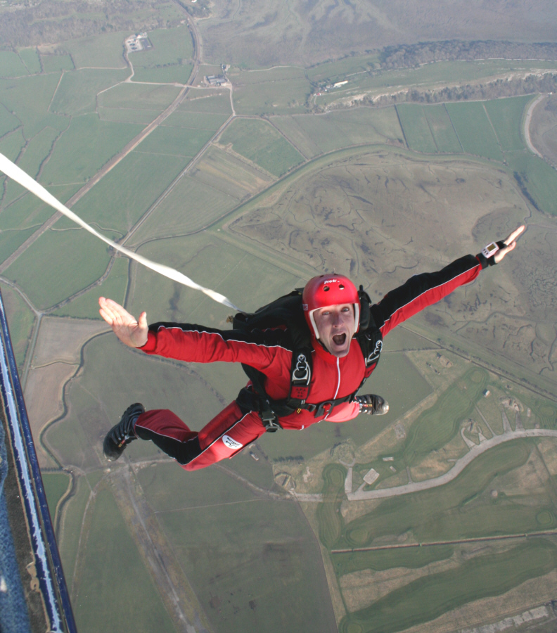 Прыжок с парашютом пенза. Прыжок с парашютом 2000 метров. Самолёт для прыжков с парашютом. Прыжок с самолета.